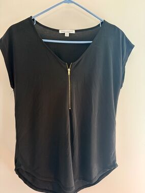 Green Envelope Black Short-Sleeve V-Neck Top with Gold Zip